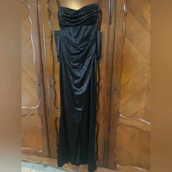 NWT Windsor Black Strapless Ruched Gown with adorable bow in back Size Small - Picture 3 of 7